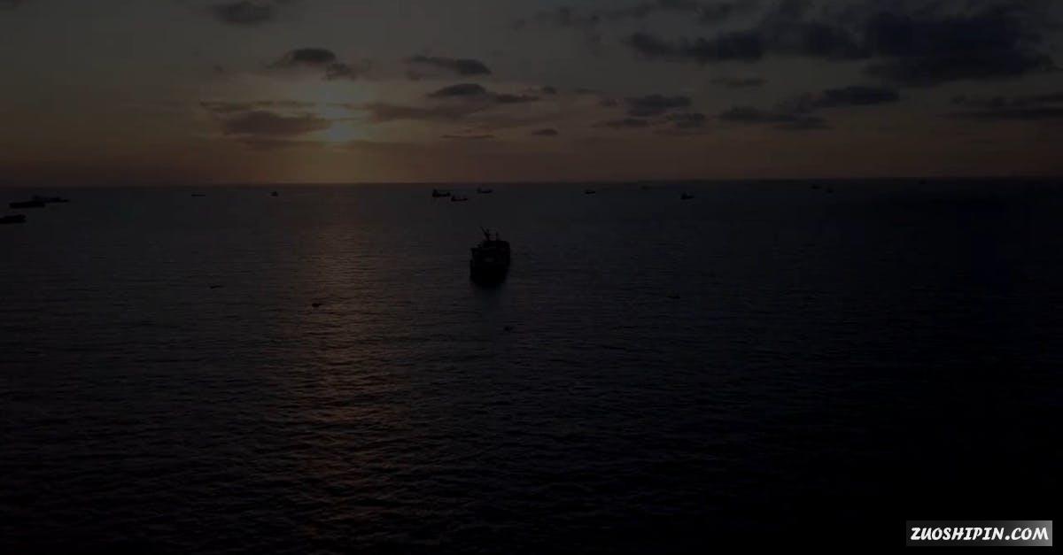 1164976|日出时海上的油轮货船HD视频素材插图