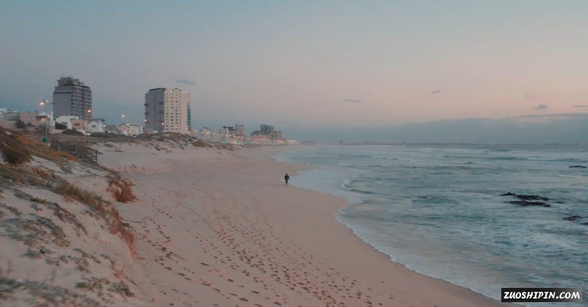 3326765|南非孑立的人在海边行走航拍视频材料插图