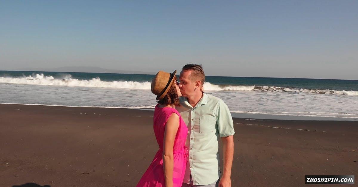 3333227|一对情侣在一同海滨接吻4K视频资料插图