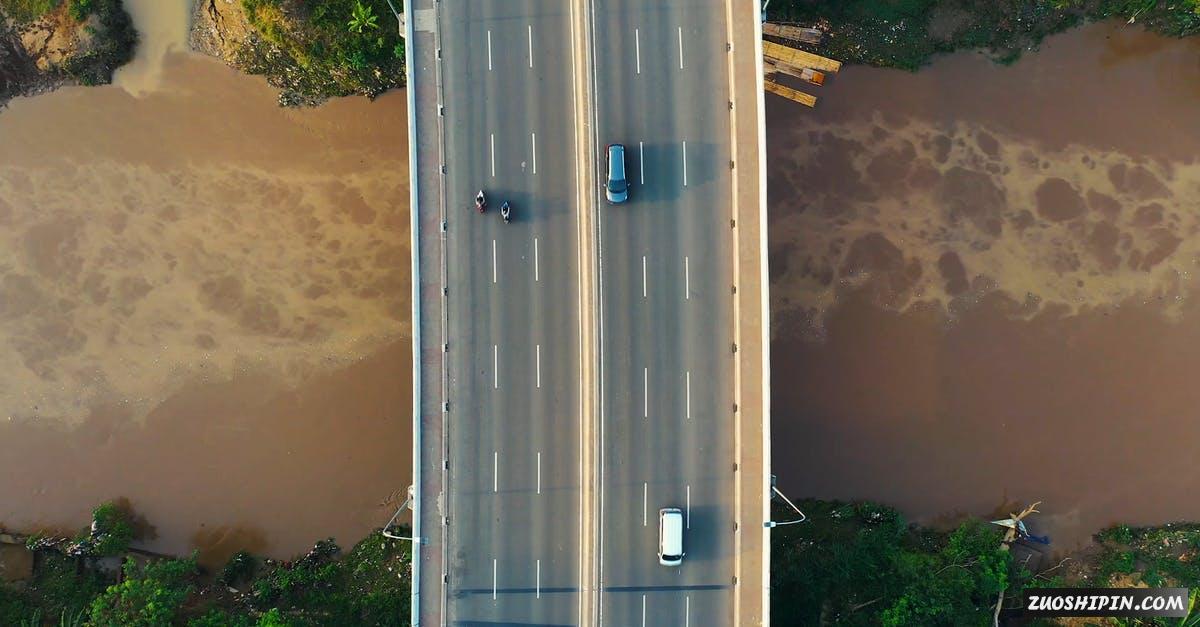 3333070|航拍黄色河流上的桥梁和轿车4K视频素材插图