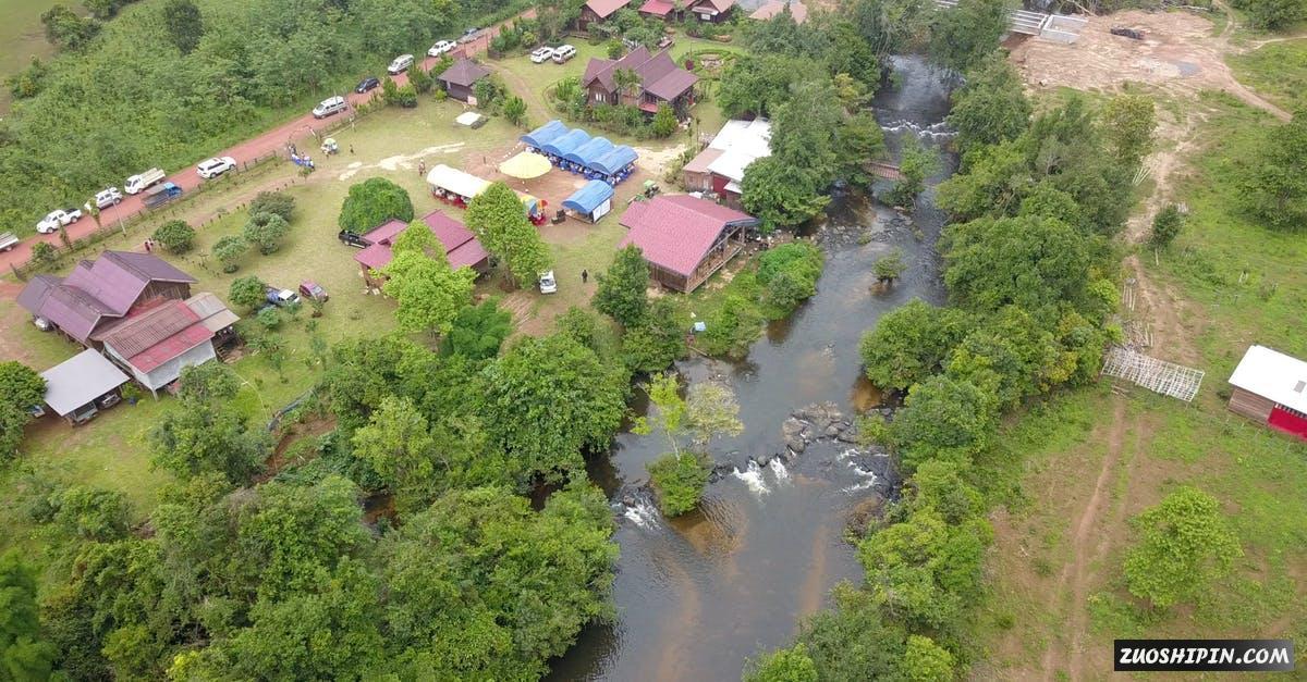 2876997|村庄露营空中航拍镜头花园4K视频素材插图