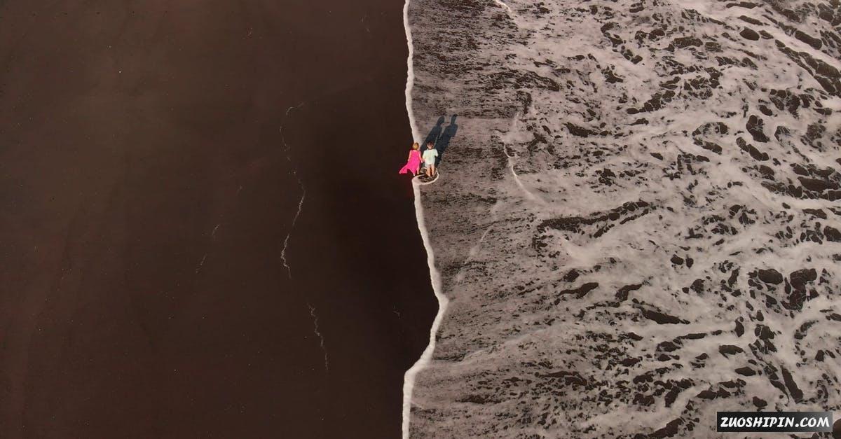 3333228|航拍一对情侣在海滨签收沙滩波浪4K视频素材插图