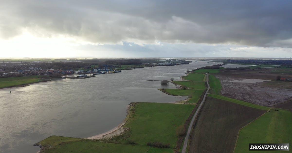 3615889|天空天际线航拍河滨的农田4K视频素材插图