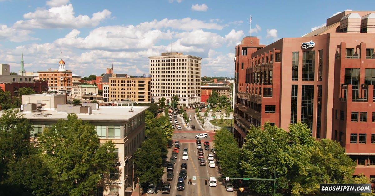 2406630|航拍城市校园旁的公路4K视频资料插图