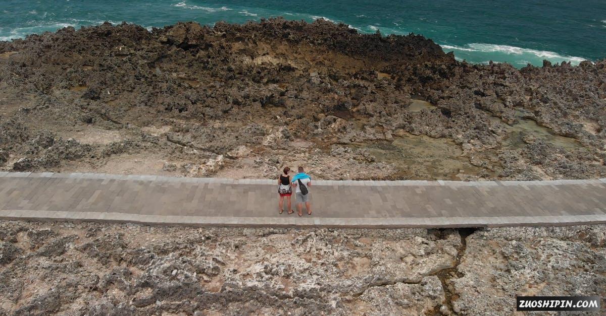 3333191|情侣在海滨马路航拍4K视频素材插图