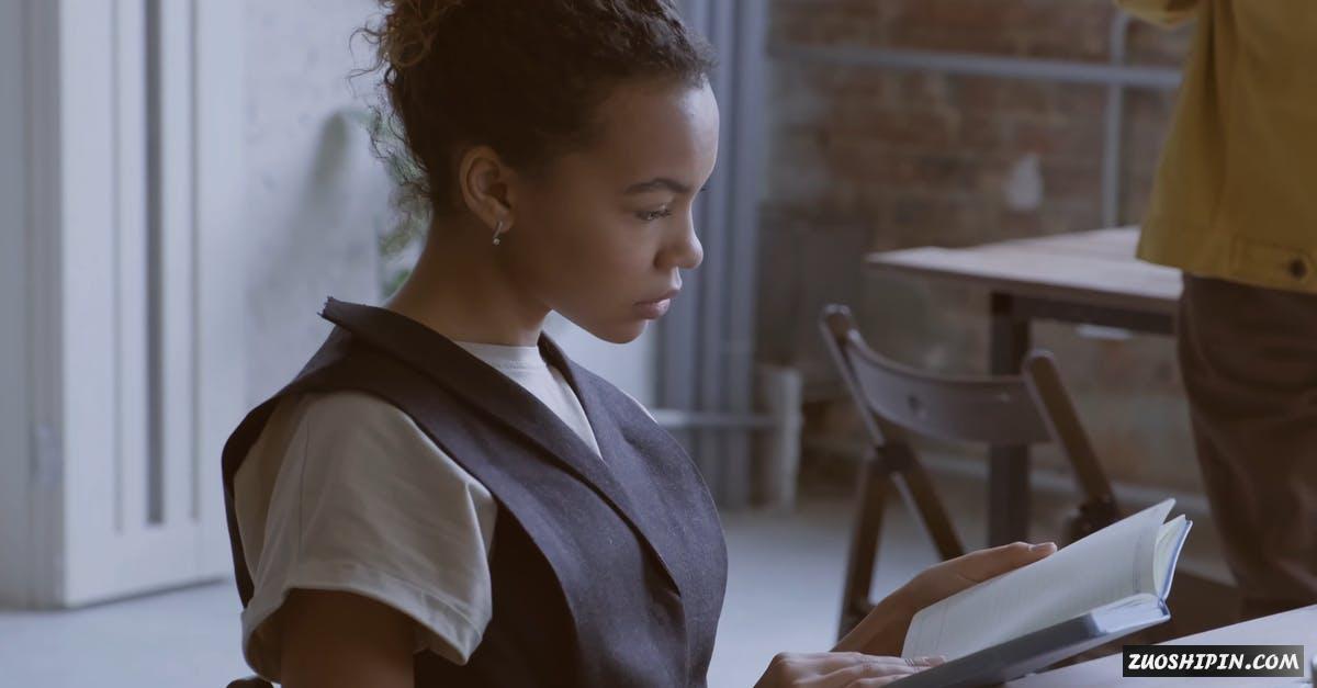 3253211|女人翻开笔记慢动作4K视频素材插图