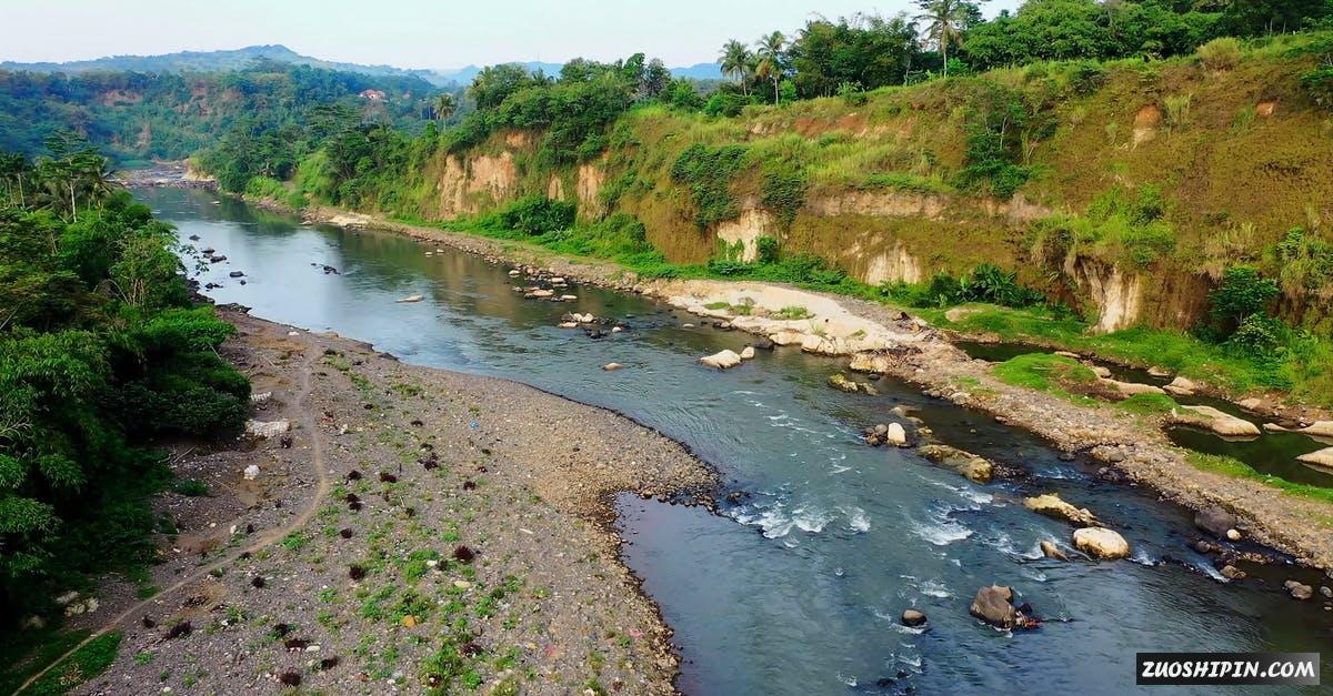 3333556|丘陵山沟的河流和岩石4K航拍视频素材插图