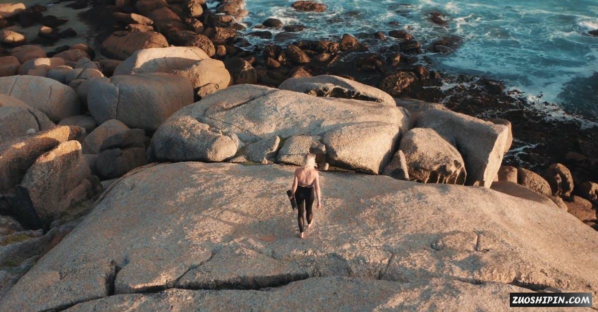 3327725|岩石上的女性背影航拍视频素材插图