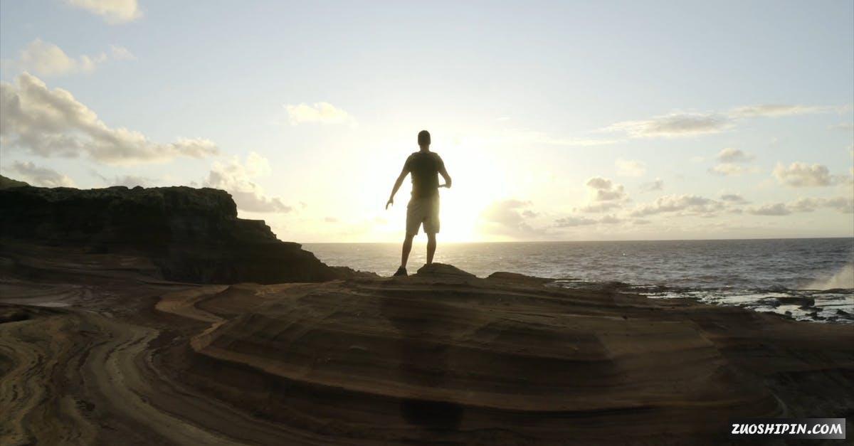 2825068|山崖的男人背影和阳光视频素材插图